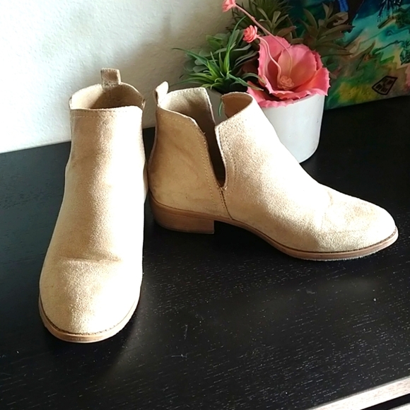 Shoes - Flat Ankle Booties Tan Size 7.5